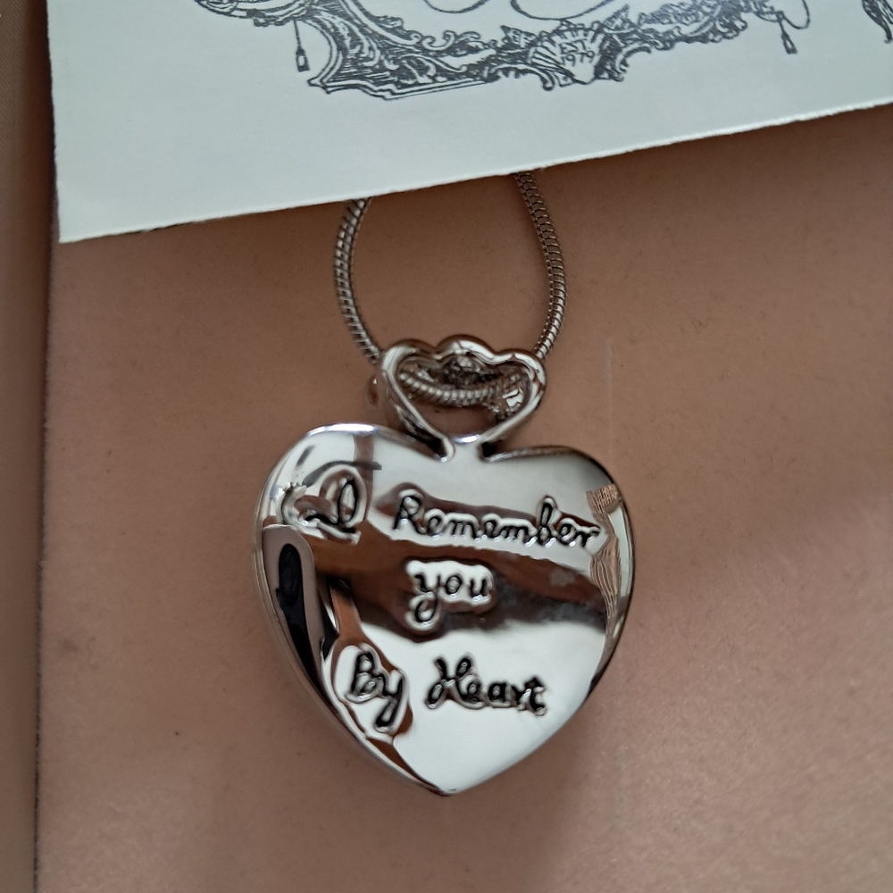 NIB Vintage Kirks Folly Heart Locket Pendant Necklace. - Picture 3 of 7
